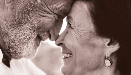 pareja mayor con implantes dentales en sevilla