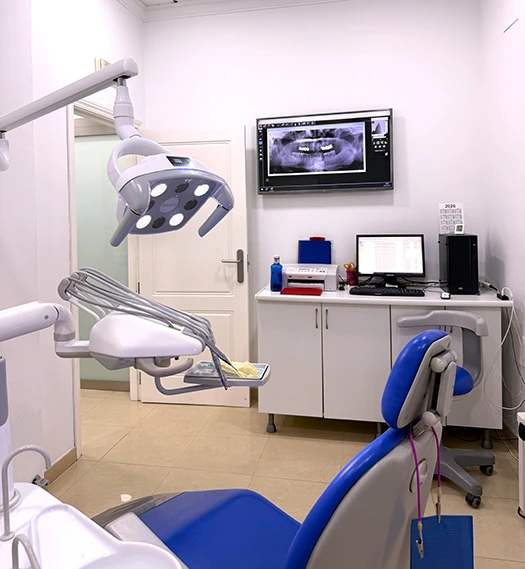 Irrigador y cómo cuidar los implantes dentales Revision anual de los implantes dentales